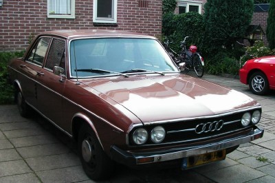 Audi 100 1975.jpg